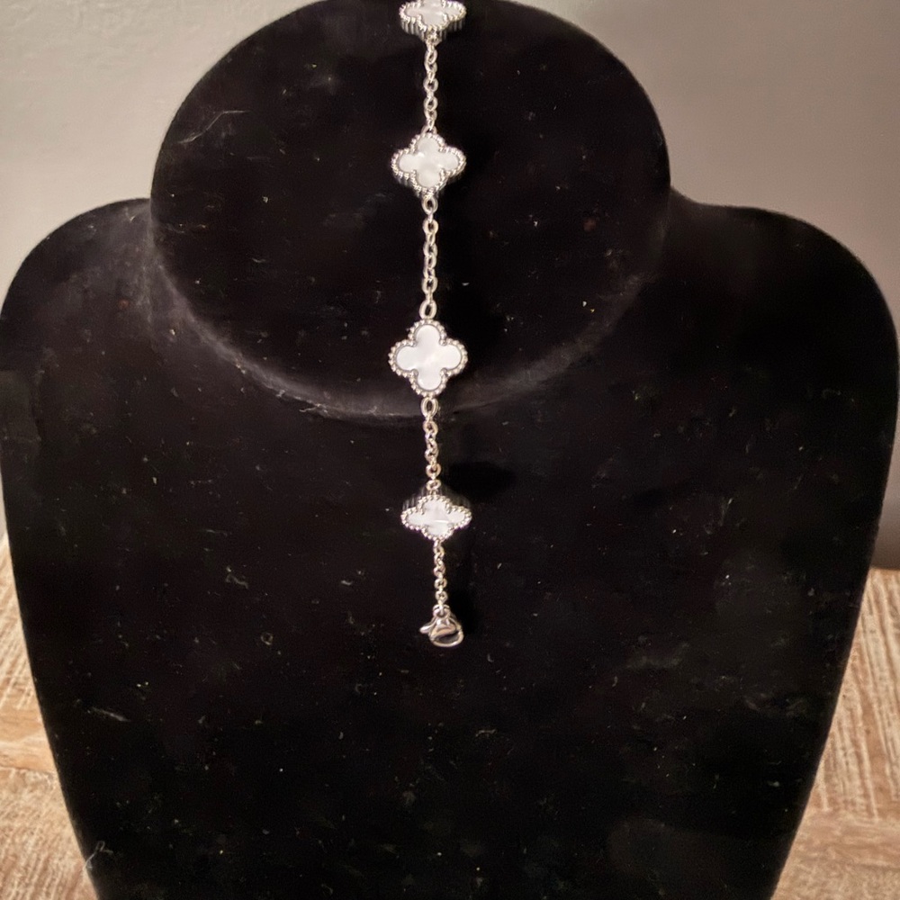Elegant Silver Clover Chain Bracelet
